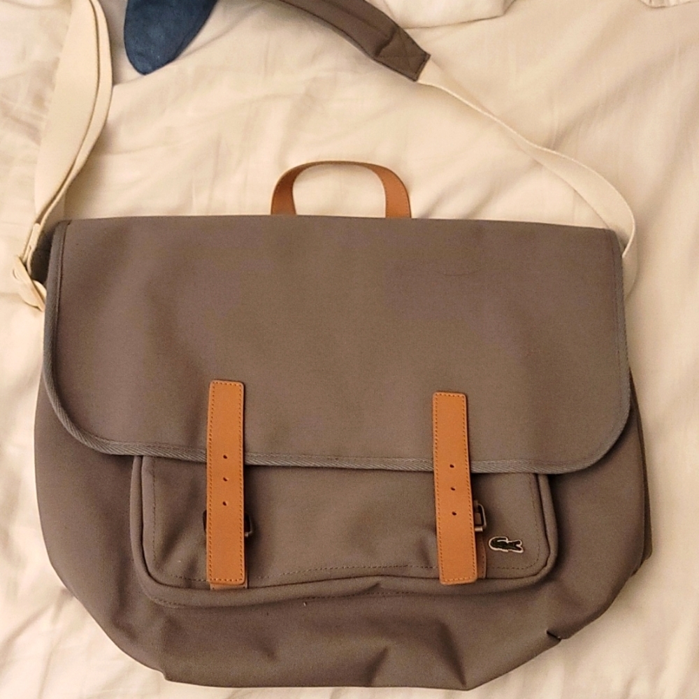 Lacoste Live messenger bag
